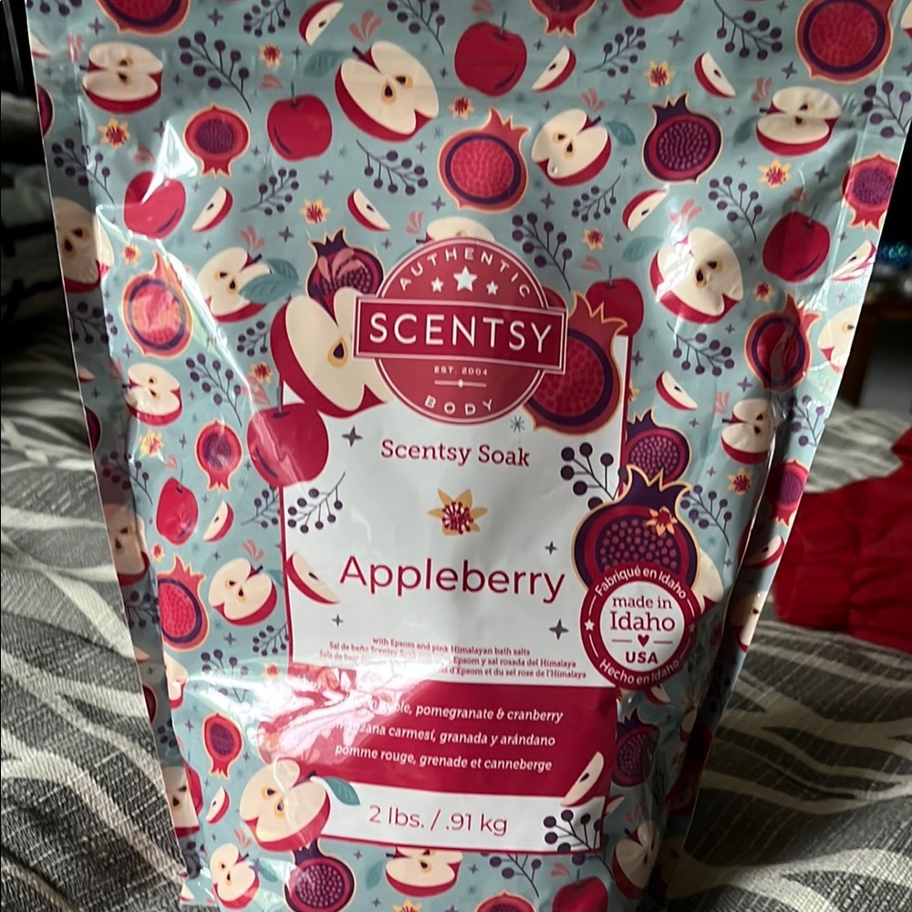 Scentsy Appleberry Bath Soak - Red and Cream